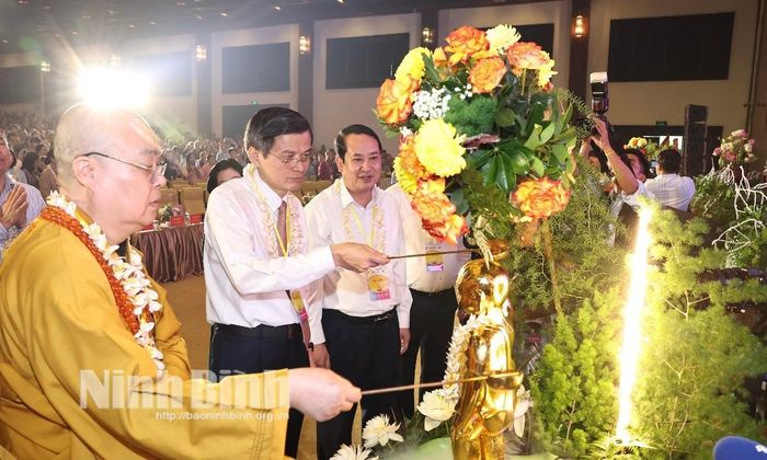 Các đại biểu cùng các tăng, ni, Phật tử thực hiện nghi thức tắm Phật đản sinh.
