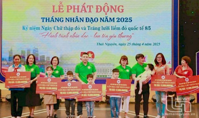 Câu lạc bộ Thiện nguyện Thái Nguyên gắn địa chỉ nhân đạo, hỗ trợ tiền hàng tháng cho học sinh nghèo vượt khó.