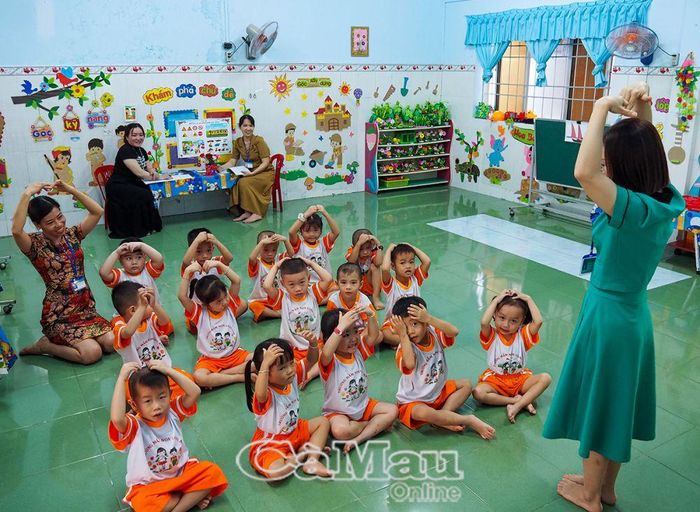Trẻ mầm non được các cô hướng dẫn kỹ năng sống, vừa vui vừa học. (Ảnh chụp tại Trường Mẫu giáo Vàng Anh, xã Hoà Thành, TP Cà Mau).