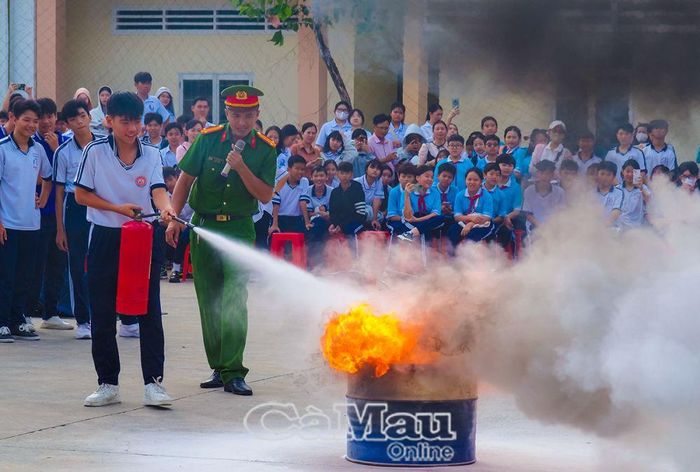 Phòng Cảnh sát phòng cháy chữa cháy và cứu nạn cứu hộ Công an tỉnh tổ chức lớp tuyên truyền, trải nghiệm, thực hành chữa cháy, cứu nạn và cứu hộ cho người dân, học sinh trên địa bàn TP Cà Mau.