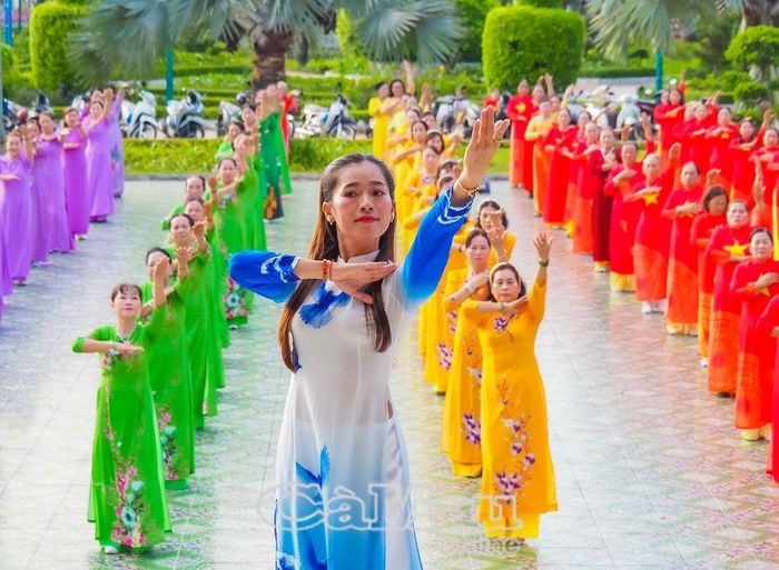 Lan toả phong trào dân vũ trong hội viên phụ nữ tỉnh, giúp chị em có vóc dáng đẹp và rèn luyện sức khoẻ. (Ảnh: Ðồng diễn dân vũ tại Công viên Văn hoá Hùng Vương mừng Ngày Quốc tế Phụ nữ 8/3).