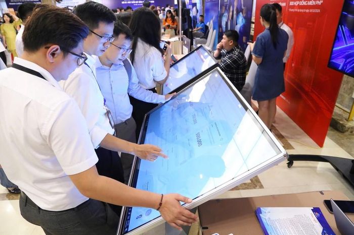 Các đại biểu trải nghiệm về chuyển đổi số tại diễn đàn quốc gia hỗ trợ doanh nghiệp chuyển đổi số và phát triển thương mại điện tử. Ảnh: Hà Anh - TTXVN phát