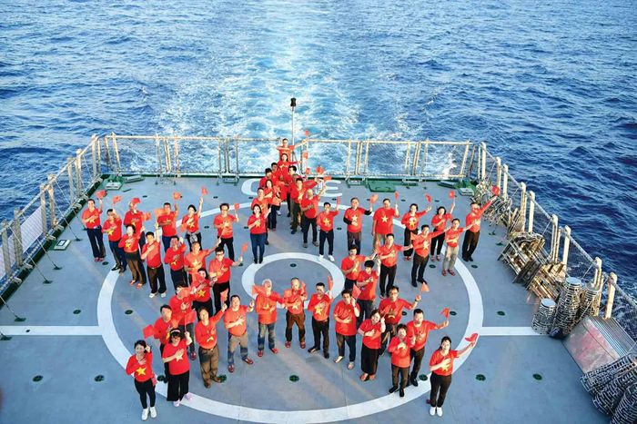 Đoàn kiều bào xếp hình sao vàng năm cánh trên boong tàu KN390. (Ảnh: Hồng Châu)