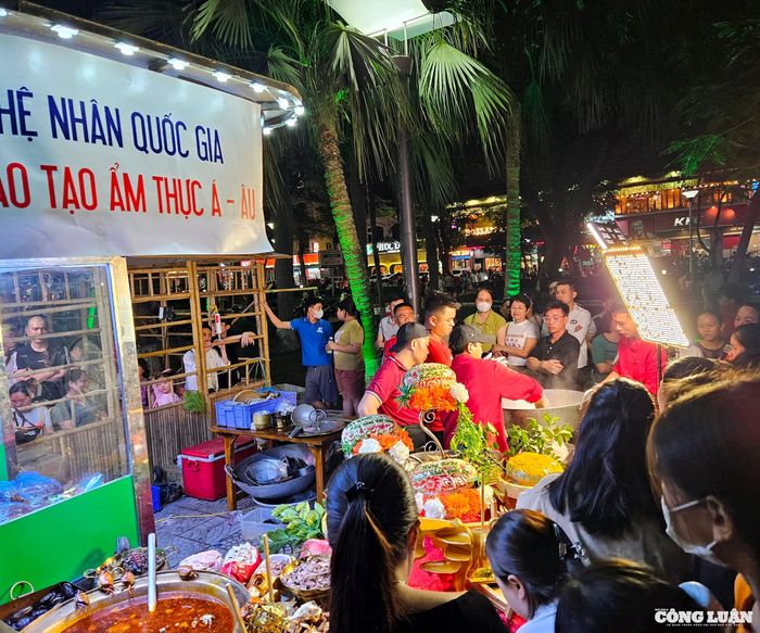 Người dân và du khách háo hức bên quầy hàng ăn của đầu bếp nổi tiếng Hưng Ba Ba