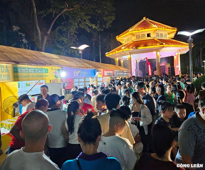 Hàng nghìn người kéo đến thưởng thức ẩm thực tại Liên hoan ẩm thực món ngon Hải Phòng 2025