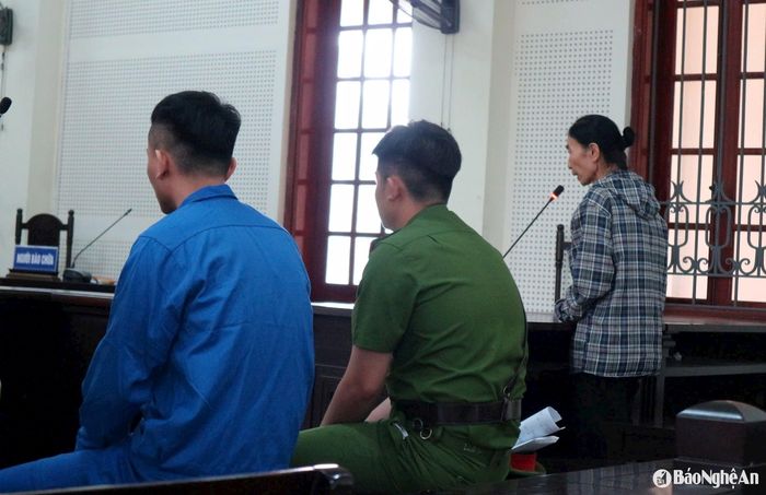 Mẹ của bị cáo gửi lời xin lỗi tới gia đình bị hại. Ảnh: Trần Vũ
