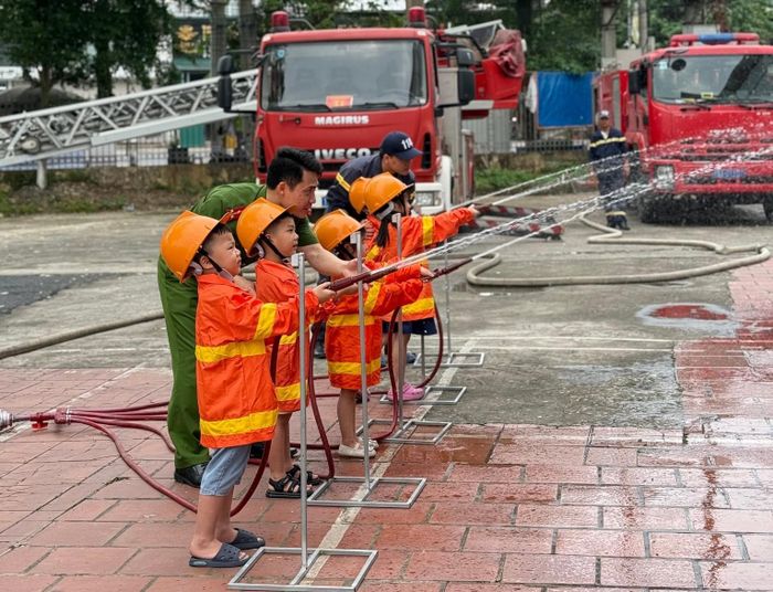 Cán bộ Cảnh sát PCCC&amp;CNCH tổ chức cho các bé mầm non thực hiện một số động tác đơn giản trong quy trình chữa cháy.