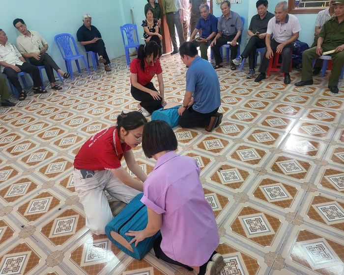 Người dân được hướng dẫn thực hành kỹ thuật sơ cứu ban đầu cho người bị nạn