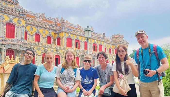 Nhóm thực hiện dự án cùng du khách quốc tế 