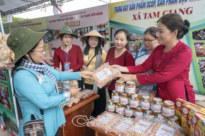 Những mặt hàng OCOP là đặc sản của người dân miền Ðất Mũi Cà Mau làm ra, phục vụ du khách chọn mua làm quà tặng.