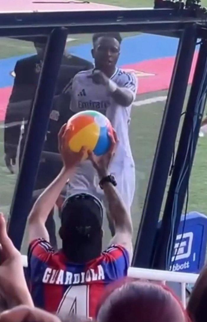 Vinicius chỉ mặt CĐV Barca khi bị khiêu khích.