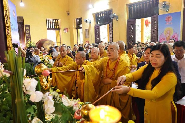 Các đại biểu thực hiện nghi lễ tắm Phật, cầu nguyện quốc thái dân an, thế giới hòa bình, chúng sinh an lạc. Ảnh: Minh Đức - TTXVN