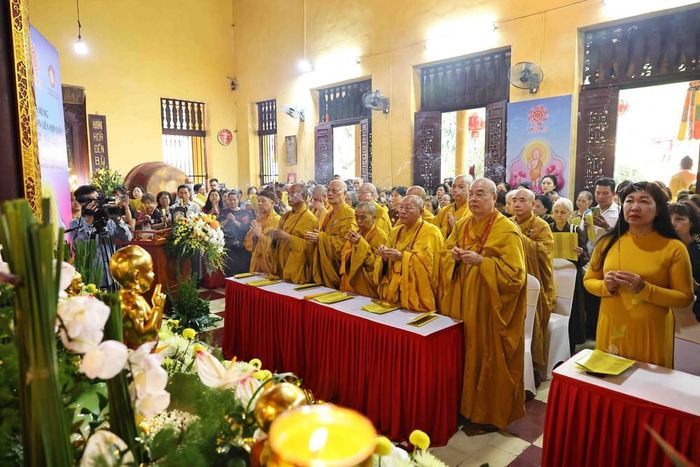 Các đại biểu, tăng ni, Phật tử dâng hương cầu nguyện quốc thái dân an, thế giới hòa bình, chúng sinh an lạc. Ảnh: Minh Đức - TTXVN