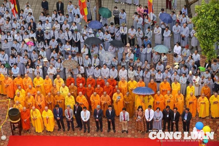 Đông đảo lãnh đạo địa phương và phật tử làm lễ tại chùa Từ Đàm.