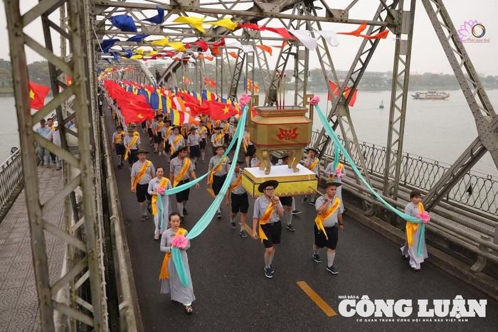 Đoàn rước phật qua cầu Trường Tiền.