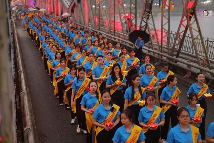 Đoàn rước phật qua cầu Trường Tiền.