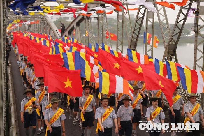 Rợp bóng cờ hoa.