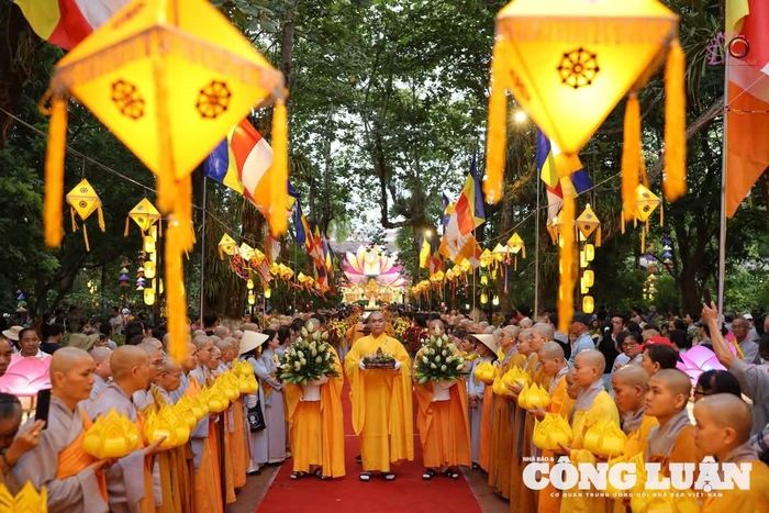 Lễ rước phật tại chùa Diệu Đế.