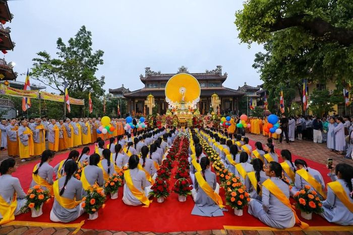 Giáo hội phật giáo Việt Nam thành phố Huế làm lễ tại chùa Từ Đàm.