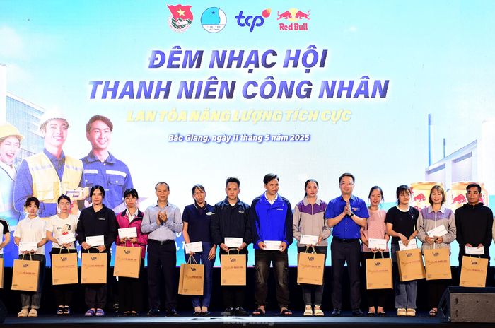 Tại đêm nhạc hội, Ban Tổ chức đã trao giải thưởng cho các đội thi tham gia Cuộc thi Tìm kiếm Tài năng thanh niên công nhân tại Bắc Giang; trao tặng 20 phần quà cho thanh niên công nhân có hoàn cảnh khó khăn, mỗi suất gồm 1 triệu đồng và quà. Bên cạnh đó, hoạt động bốc thăm may mắn trúng thưởng dành cho thanh niên công nhân cũng liên tục được tổ chức xuyên suốt đêm nhạc với 2 giải đặc biệt (xe máy trị giá 25 triệu đồng mỗi giải) và nhiều phần quà giá trị khác. Ảnh: Xuân Tùng