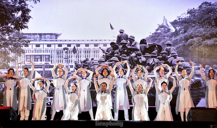 Đêm nhạc hội “Lan tỏa năng lượng tích cực” còn vang dậy những giai điệu, ca từ giàu cảm xúc về tình yêu quê hương đất nước, tự hào dân tộc; tình yêu đối với Bác Hồ kính yêu; truyền cảm hứng, cổ vũ khát vọng cống hiến, ý chí vươn lên… từ ca sĩ Đông Hùng và nghệ sĩ đến từ CLB Nghệ sĩ trẻ Việt Nam, thanh niên công nhân. Ảnh: Xuân Tùng