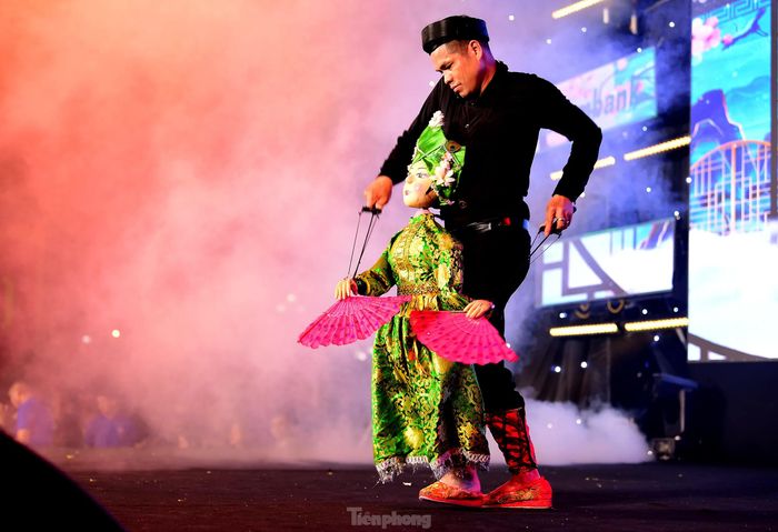 Chia sẻ với Tiền Phong, NSƯT Trần Quý Quốc – Nhà hát Múa rối Thăng Long cho biết, ý tưởng dàn dựng, biểu diễn múa rối “Cô đôi thượng ngàn” xuất phát từ những lần xem biểu diễn hầu đồng và thấy giai điệu, lời văn, vũ đạo rất cuốn hút. Đặc biệt, khi UNESCO công nhận Nghi lễ hầu đồng – nghệ thuật truyền thống văn hóa của Việt Nam, là Di sản văn hóa phi vật thể đại diện của nhân loại, càng trở thành động lực để tôi tìm tòi, nghiên cứu chuyển thể, dàn dựng thành múa rối. "Múa rối có nhiều thể loại, riêng rối cạn thì có rối que, rối dây, rối điều khiển ngang… và mỗi loại lại đặc điểm, cách thể hiện khác nhau. Sau thời gian tìm tòi, anh đã quyết định sử dụng thể loại múa rối điều khiển ngang để dàn dựng tiết mục Cô đôi thượng ngàn”, anh Quốc nói. Ảnh: Xuân Tùng