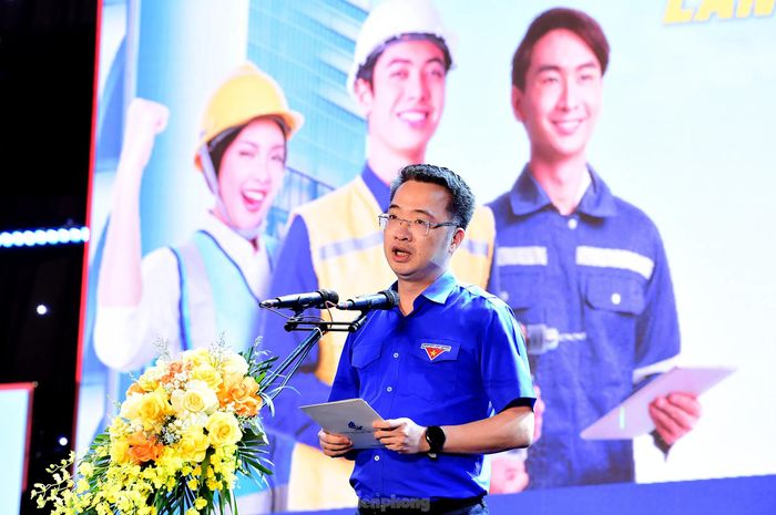 Phát biểu tại chương trình, anh Nguyễn Tường Lâm - Bí thư T.Ư Đoàn, Chủ tịch Hội LHTN Việt Nam cho biết: Cụ thể hóa các chủ trương chính sách của Đảng và Nhà nước, Đoàn TNCS Hồ Chí Minh, Hội LHTN Việt Nam các cấp đã có nhiều hoạt động chăm lo, đồng hành với thanh niên công nhân tại các khu công nghiệp, khu chế xuất, khu nhà trọ để hỗ trợ các bạn nâng cao đời sống, văn hóa, tinh thần; tạo sân chơi lành mạnh, bổ ích và rèn luyện thể chất cho thanh niên. Năm nay, T.Ư Hội LHTN Việt Nam tiếp tục phối hợp cùng TCP Việt Nam tổ chức chuỗi Ngày hội Thanh niên công nhân năm 2025 với chủ đề “Thanh niên công nhân - Lan tỏa năng lượng tích cực”. Ảnh: Xuân Tùng