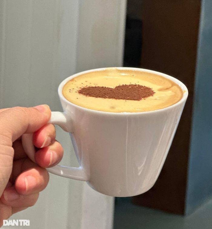 Cà phê sữa hay latte nhiều kem đường có thể làm tăng lượng calo. Ảnh: Tú Anh