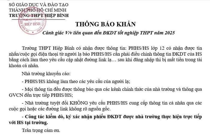 Trường THPT Hiệp Bình phát thông báo khẩn sau khi phụ huynh bị lừa tiền. Ảnh: M.A
