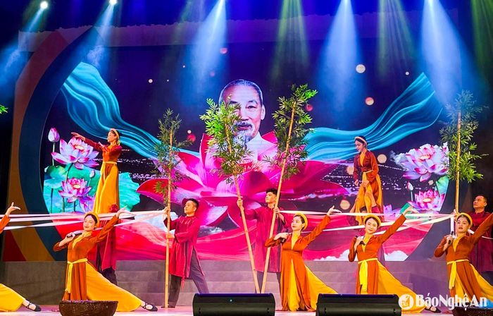 Các nghệ sĩ, diễn viên của Đoàn Nghệ An tập luyện tiết mục tham gia Hội diễn Nghệ thuật quần chúng "Tiếng hát Làng Sen" năm 2025. Ảnh: Minh Quân