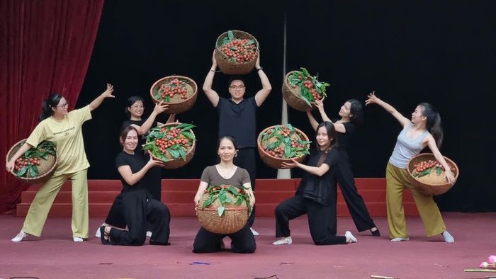 Đoàn nghệ thuật quần chúng tỉnh Hải Dương tập luyện tiết mục "Mùa vải chín". Ảnh: Trung tâm Văn hóa nghệ thuật tỉnh Hải Dương