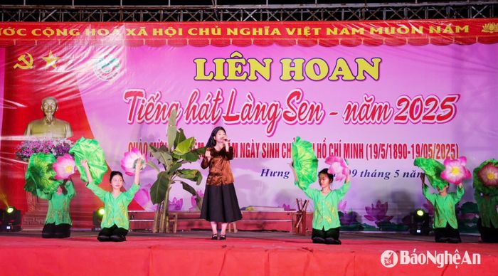 Một tiết mục tại Liên hoan "Tiếng hát Làng Sen" năm 2025 của xã Hưng Tây (Hưng Nguyên). Ảnh: Minh Quân