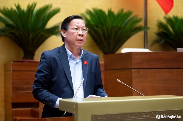 Chủ nhiệm Ủy ban Kinh tế và Tài chính Phan Văn Mãi trình bày tiếp thu, chỉnh lý Dự thảo Luật. Ảnh: Nghĩa Đức