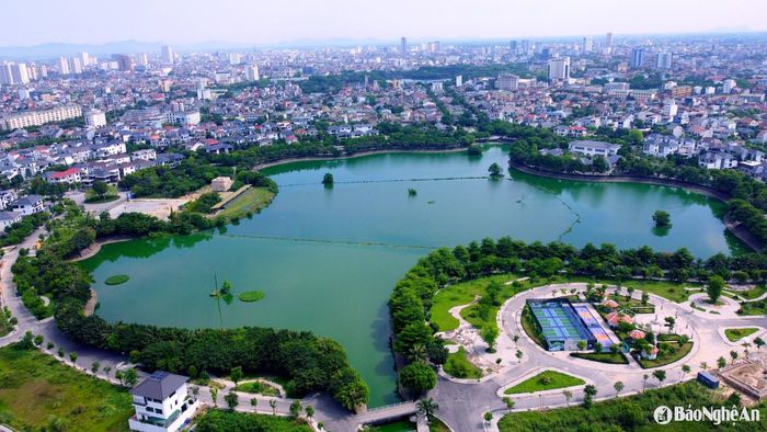 Hồ điều hòa Vinh Tân là một phần quan trọng trong Khu đô thị sinh thái Vinh Tân tại thành phố Vinh. Dự án này có tổng diện tích quy hoạch khoảng 77,18 ha, trong đó, diện tích dành cho cây xanh, mặt nước và thể dục, thể thao là hơn 22ha. Đây là điểm nhấn cảnh quan quan trọng, giúp điều hòa không khí và tạo không gian sống xanh cho cư dân. Ảnh: Q.A