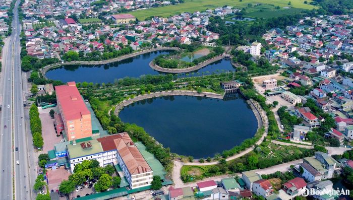 Hồ điều hòa giáp ranh các phường Quang Trung, Đông Vĩnh và Cửa Nam nằm ở phía Tây Nam của TP. Vinh, có thiết kế độc đáo như tách ra 2 hồ riêng biệt khi nhìn từ trên cao. Tại đây có trạm bơm tiêu úng góp phần giảm thiểu ngập úng cho thành phố vào mùa mưa bão. Ảnh: Q.A
