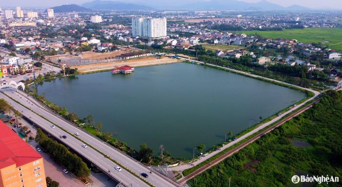 Hồ Cửa Nam thuộc địa phận phường Cửa Nam, nằm cạnh Quốc lộ 46. Đây là một trong những khu vực cửa ngõ quan trọng của thành phố. Hồ không chỉ điều hòa khí hậu mà còn là nơi lý tưởng cho các hoạt động giải trí khác như câu cá, tập thể dục... Ảnh: Q.A