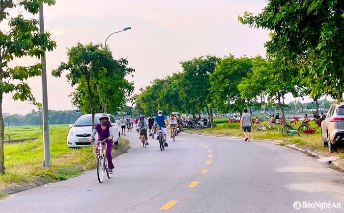 Đây là công trình trọng điểm giúp điều hòa khí hậu và tạo cảnh quan xanh cho thành phố Vinh. Từ khi đưa vào sử dụng, hồ điều hòa tạo không gian vui chơi, tập thể dục của đông đảo người dân mỗi ngày. Ảnh: Q.A