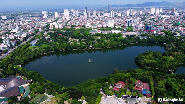 Hồ Công viên Trung tâm nằm trong Công viên Trung tâm thành phố Vinh thuộc địa phận 2 phường Quang Trung và Trường Thi. Hồ bao quanh bởi những hàng cây xanh mát. Ảnh: Q.A
