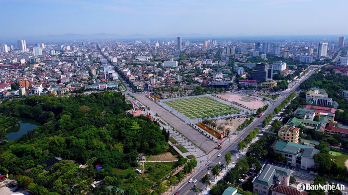 Hồ Công viên Trung tâm nằm sát cạnh Quảng trường Hồ Chí Minh, thuận lợi với người dân và du khách khi tìm đến. Ảnh: Q.A