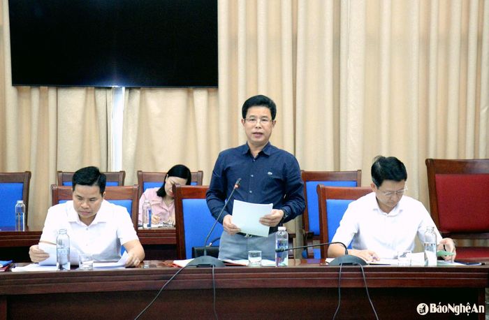 Đồng chí Đặng Văn Minh - Chi cục trưởng Chi cục Chăn nuôi và Thú y tỉnh báo cáo công tác dịch bệnh trên địa bàn tỉnh hiện nay. Ảnh: Xuân Hoàng