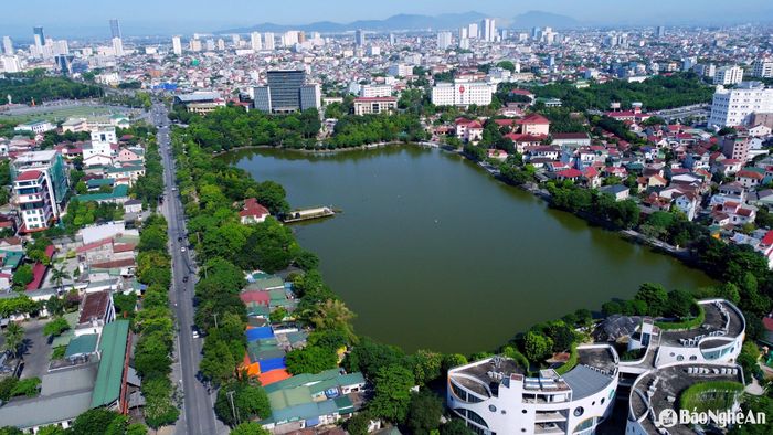 Hồ Goong là một trong những hồ điều hòa nổi tiếng nhất nằm ở trung tâm thành Vinh, thuộc phường Trường Thi. Hồ có diện tích mặt trước trên 5 ha, không chỉ giúp điều hòa không khí mà còn là nơi gắn liền với kỷ niệm tuổi thơ của nhiều cư dân. Ảnh: Q.A