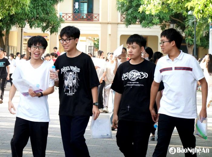 Thí sinh dự thi vào lớp 10, Trường THPT chuyên Phan Bội Châu. Ảnh: Mỹ Hà