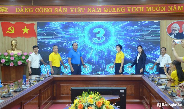 Lãnh đạo Bảo hiểm xã hội khu vực VII, Bưu điện tỉnh Nghệ An và các tổ chức dịch vụ nhận ủy quyền thu bảo hiểm xã hội, bảo hiểm y tế thực hiện nghi thức ra quân hưởng ứng Tháng vận động triển khai Bảo hiểm xã hội, Bảo hiểm y tế. Ảnh: Thành Chung
