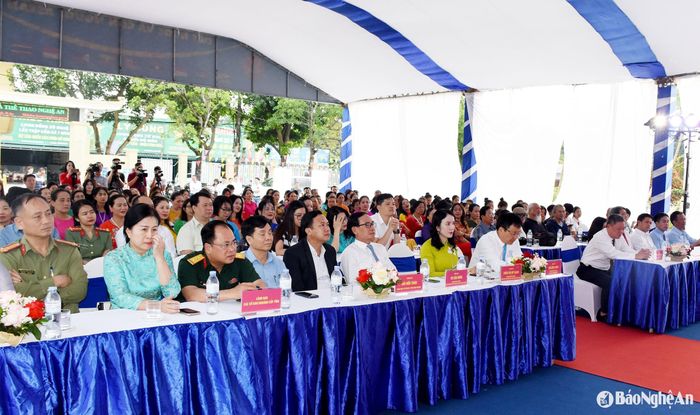 Các đại biểu dự Lễ Khai mạc Triển lãm "Đất nước, con người ASEAN". Ảnh: Công Kiên