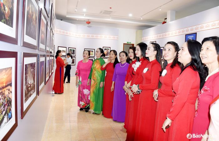 Nhân dân thành phố Vinh tham quan triển lãm. Ảnh: Công Kiên