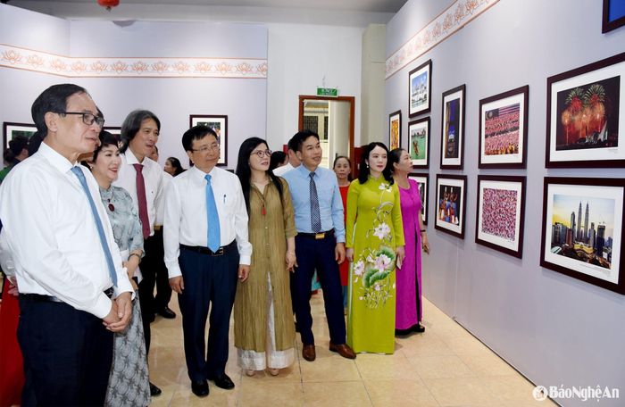 Các đại biểu tham quan triển lãm. Ảnh: Công Kiên