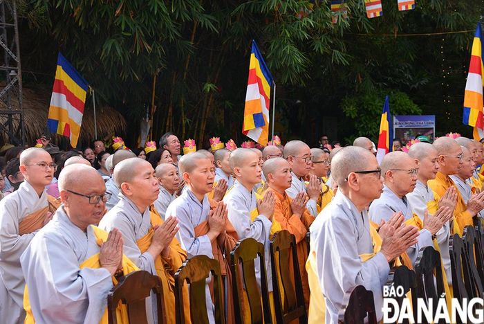 Các tăng ni, phật tử Đà Nẵng nghiêm trang, cung kính dự Đại lễ Phật đản. Ảnh: ĐẮC MẠNH