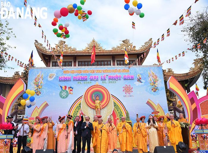 Các đại biểu tham gia nghi thức thả bong bóng cầu nguyện quốc thái, dân an. Ảnh: ĐẮC MẠNH