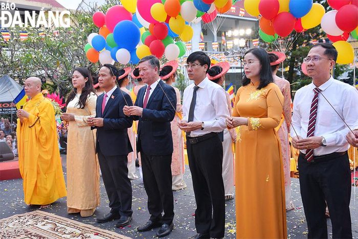 Lãnh đạo thành phố tham gia nghi thức niệm hương bạch Phật. Ảnh: ĐẮC MẠNH