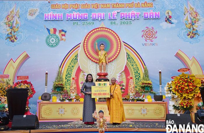 Ban Trị sự Giáo hội Phật giáo Việt Nam thành phố thông qua Ủy ban MTTQ Việt Nam thành phố trao tặng số tiền 100 triệu đồng ủng hộ chương trình “Xóa nhà tạm, nhà dột nát”. Ảnh: ĐẮC MẠNH